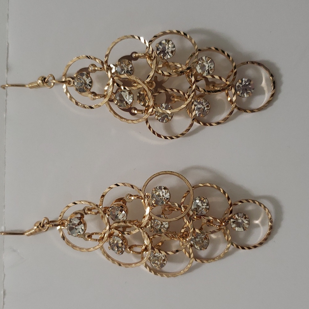 NWOT Beautiful Fashion Flowy Costume Rhinestone Chandelier Dangle Earrings